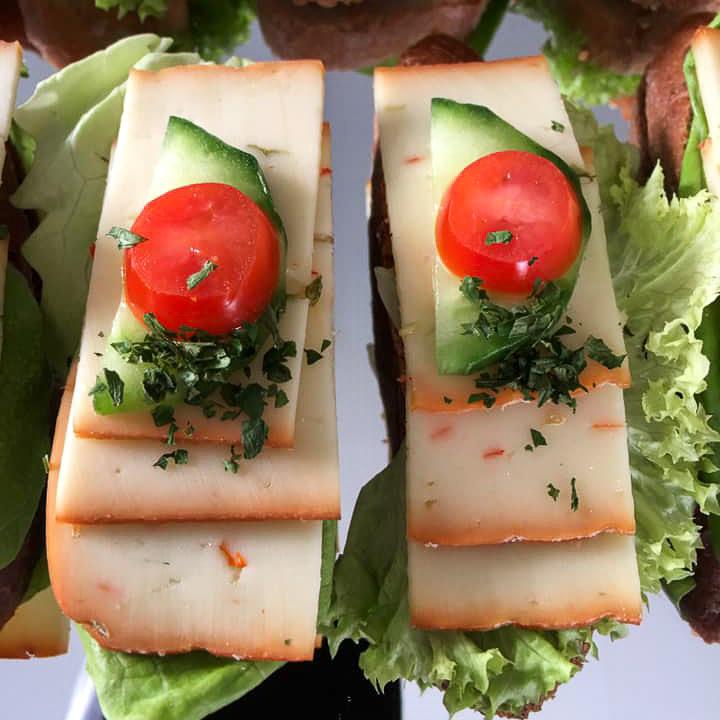 Häppchen mit Salat, Käse, Gurken und Tomaten