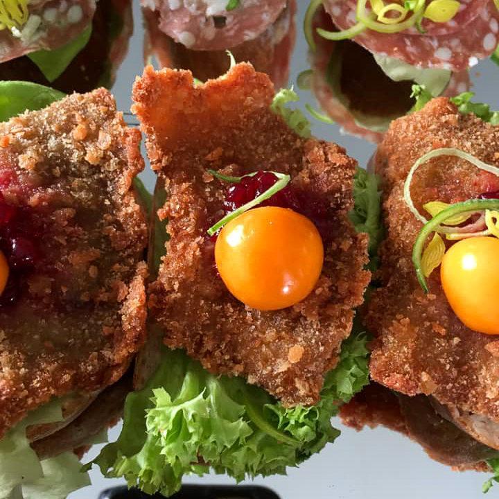 Häppchen mit Salat, Schnitzel und Physalis