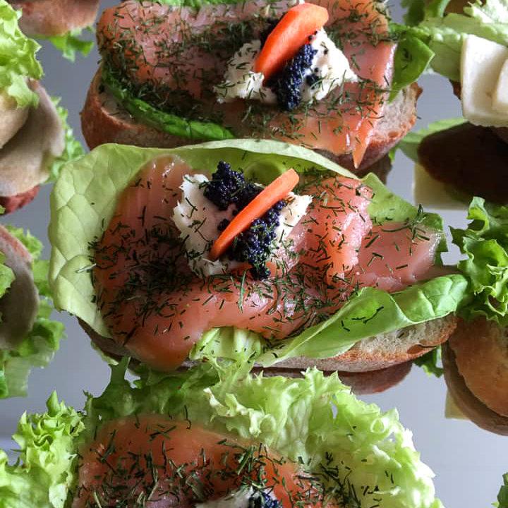 Häppchen mit Salat, Lachs und Dill