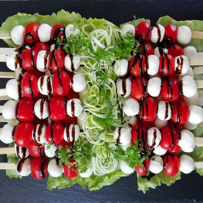 Spießchen mit Mozzarella, Tomaten, Salat und Balsamico