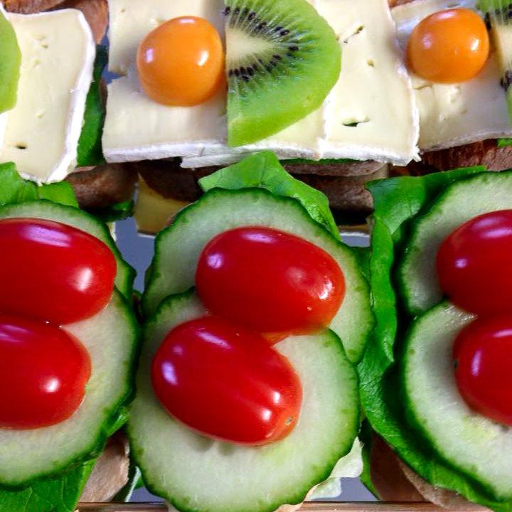 Häppchen mit Salat, Gurken und Tomaten